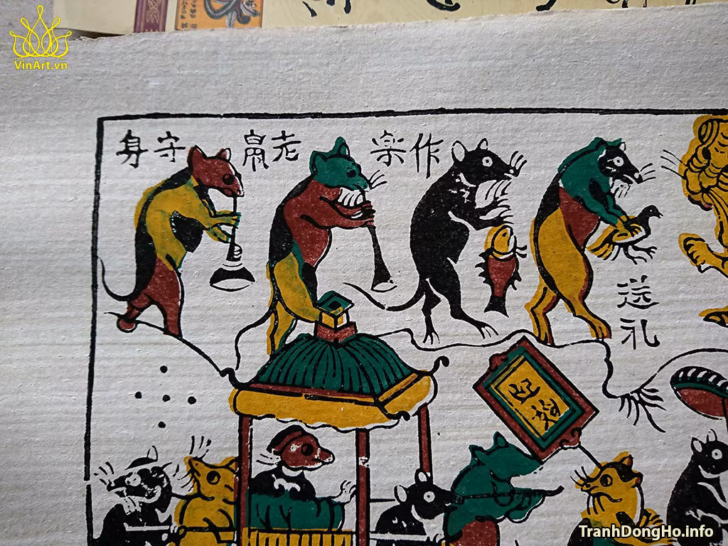 Phía sau con chuột “tiến sĩ” là đám chuột cầm lọng, cầm biển, khiêng kiệu, cầm cá, chim để hối lộ mèo... Đây là thực trạng của đa phần giới bình dân trong xã hội xưa, chỉ có thể làm những việc “tầm thường” để duy trì cuộc sống.