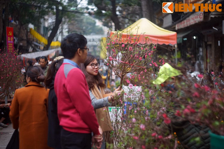 Theo các tư liệu lịch sử, chợ hoa Hàng Lược đã tồn tại trên một thế kỷ. Từ thuở ban đầu, chợ họp dọc phố Hàng Lược và các ngõ phố phụ cận nên người Hà Nội lấy tên phố để đặt cho tên chợ.