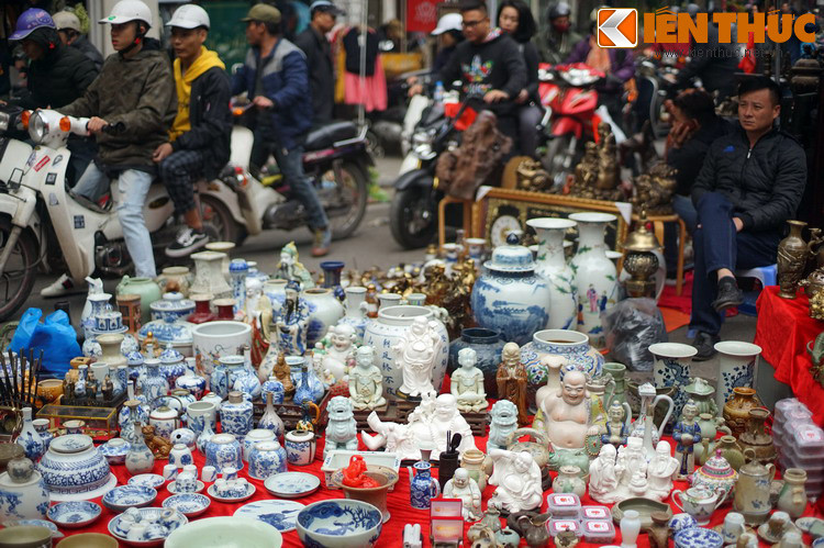 Bên cạnh hoa, chợ Hàng Lược cũng quy tụ nhiều cửa hàng bán đồ xưa, tạo nên một không gian văn hóa đặc sắc vào mỗi dịp giáp Tết.