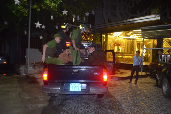 Thac loan o Bar Ozone KS Central Park: Kinh hoang dan “bay, lac” thau dem-Hinh-4