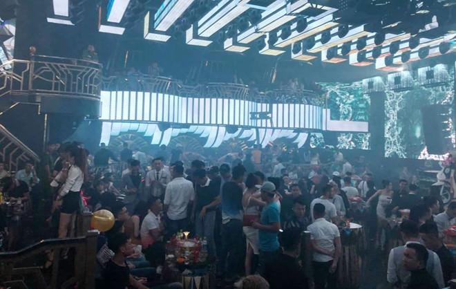 Thac loan o Bar Ozone KS Central Park: Kinh hoang dan “bay, lac” thau dem