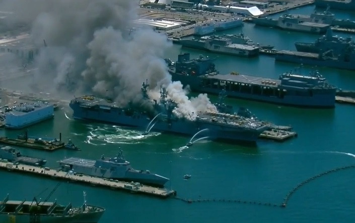 Hai tàu cùng cập cảng khác là USS Fitzgerald và USS Russell của Hải quân Mỹ đã được di chuyển đến vị trí khác sau khi vụ hỏa hoạn xảy ra.