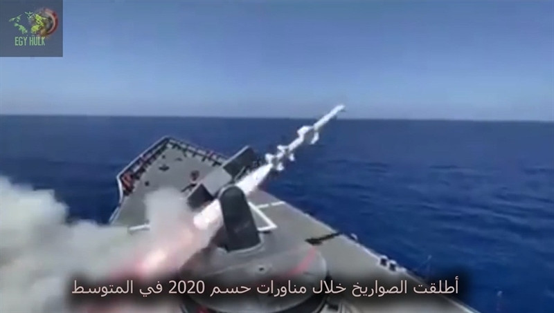 Màn diệt hạm là một phần của cuộc tập trận "Dec Decive 2020" mà Lục quân Ai Cập đang tiến hành trên đất liền ở khu vực sát với biên giới Libya. Tham gia tập trận của Ai Cập có hàng chục chiếc tăng chiến đấu chủ lực M1A1 do Mỹ sản xuất, trực thăng Mi-35, xe chiến đấu, pháo phóng loạt, tên lửa đất đối đất và đối không... cùng số lượng lớn binh sĩ.