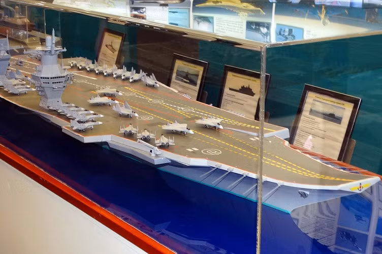 Tuy vậy cho đến nay, các nguồn chính thức thậm chí chưa từng nhắc đến các phiên bản như vậy của máy bay chiến đấu thế hệ 4,5 và 5 nói trên, ngay cả dưới dạng giả thiết, khi thử nghiệm của biến thể Su-57 thông thường thậm chí còn chưa xong.