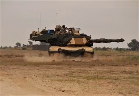 Nhưng khi đối đầu với kiểu tấn công kép của 2 đạn gần như đồng thời, hệ thống phòng thủ do Israel sản xuất này không kịp phản ứng để đánh chặn. Vì vậy, khi triển khai tại Ba Lan và phải đối đầu với đòn tấn công kép của tên lửa RPG-30 của Nga, cơ hội sống của xe tăng Mỹ là rất mong manh.