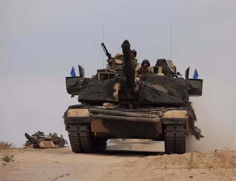 "Trước khi có quyết định triển khai chính thức, chúng tôi đã hoàn thành tất cả các cuộc thử nghiệm để kiểm tra sự tương thích và độ an toàn của những hệ thống Trophy mang lại. Kết quả chúng tôi thu được rất khả quan", đại diện lực lượng Mỹ tại châu Âu cho biết.