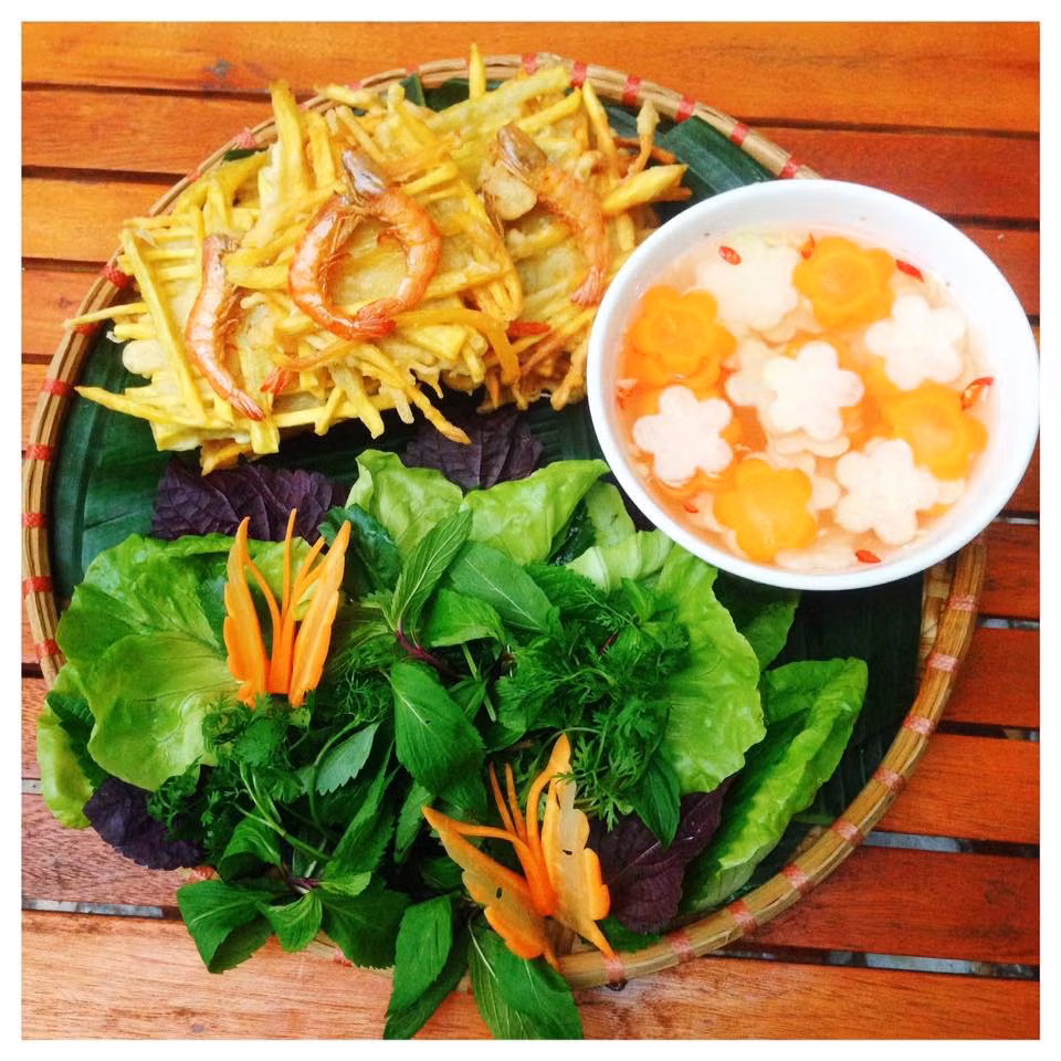 Để làm bánh tôm, bạn cần có các nguyên liệu sau 300g tôm đồng loại to, 1kg khoai lang ruột vàng, 300g bột mỳ, 200g bột năng, 2 quả trứng gà, rau sống ăn kèm, đường, chanh, tỏi, ướt để pha nước mắm chua ngọt. 