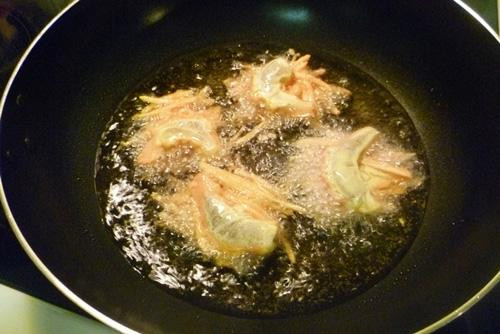 Bước 5: Đặt chảo lên bếp, cho dầu vào, chờ cho dầu sôi thì lấy bàn xản xếp khoai đan lên nhau, đặt tôm lên mặt khoai rồi cho vào chảo rán vàng.