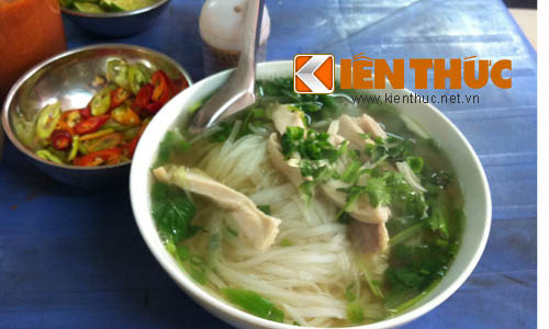 Với mức giá từ 60.000 - 150.000 đồng/bát, quán phở gà trên phố Nguyên Ninh này xứng đáng là quán phở gà đắt nhất Hà Nội.