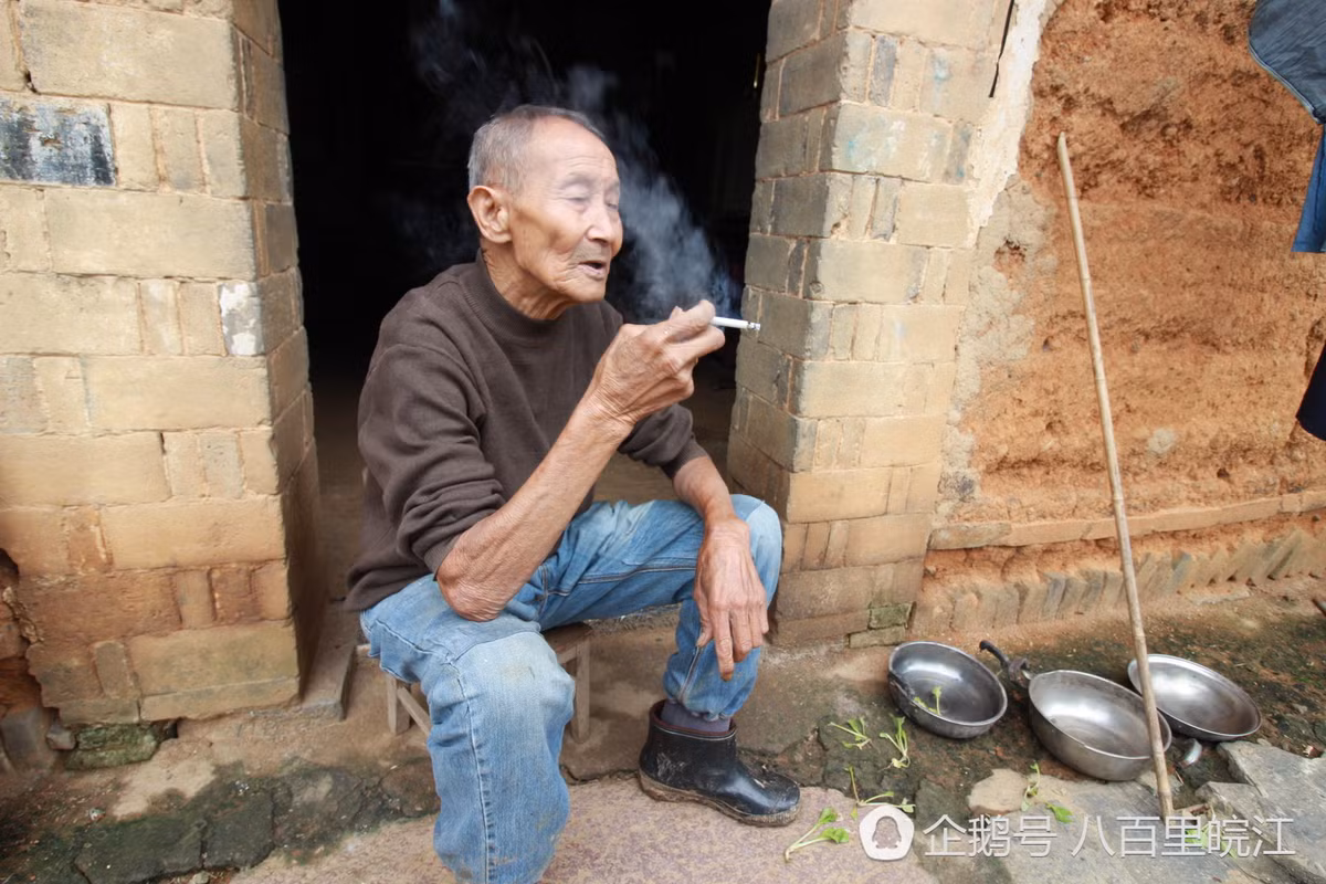 Từ niên thiếu đã ở bên nhau, lớn lên là vợ chồng, cùng nhau trải qua sóng gió tới đầu bạc, một người bị bệnh người kia 10 năm chăm sóc không rời một bước, tình yêu của ông bà Vinh sự khiến người người ngưỡng mộ, cảm phục.