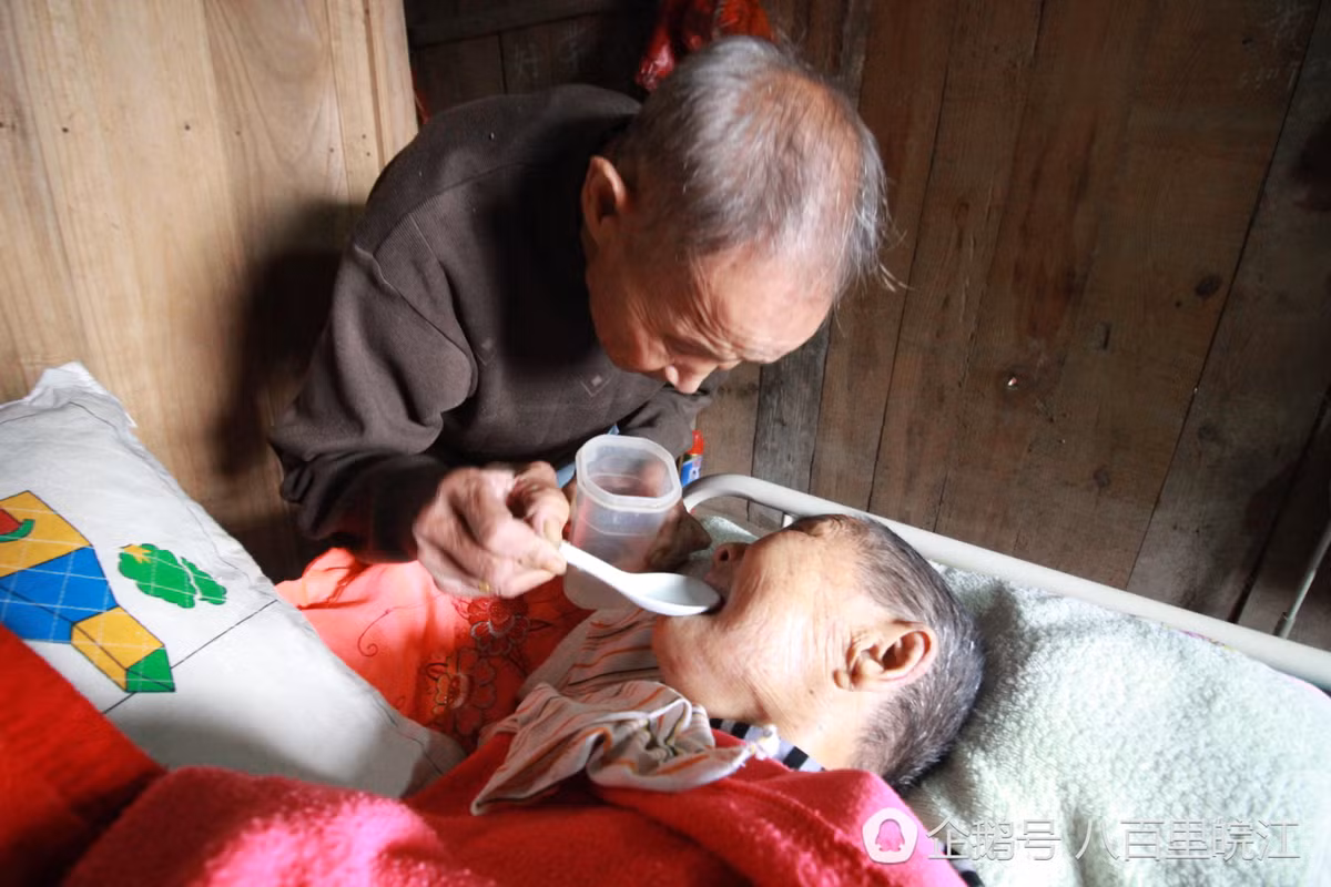 Cụ ông Vương Quang Vinh, 85 tuổi, ở Nam Lăng, An Huy, Trung Quốc cùng vợ mình đã trải qua rất nhiều sóng gió cuộc đời nhưng vẫn gắn bó bên nhau. Câu chuyện tình yêu cảm động của hai người, đặc biệt là tình yêu của cụ Vinh dành cho vợ mình khiến người người ngưỡng mộ.