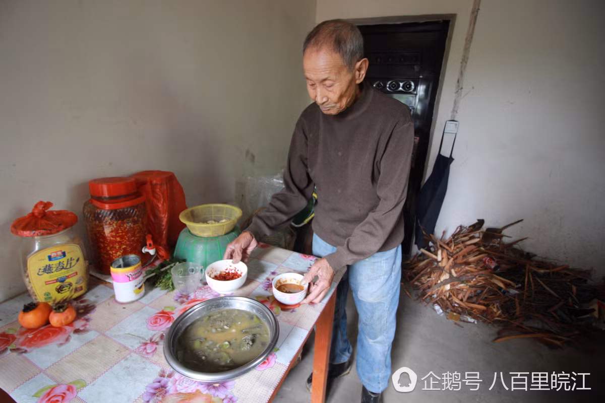 Nhà của ông Vinh xây từ năm 1970, đã rất cũ kỹ thế nhưng rất sạch sẽ. Vợ ông nằm trên giường cũng rất thoải mái. Có thể thấy ông Vinh là người chu đáo như thế nào.