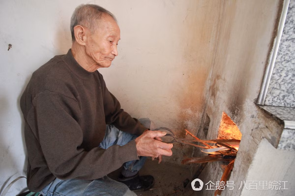 Hiện tại, vợ ông bị bệnh liệt giường, đi cùng nhau đã 60 năm mưa gió cuộc đời, làm chồng ông quyết không để vợ chịu tổn thương, mặc cảm. "Đã sống cùng nhau đến đầu bạc, răng long, chẳng ai muốn bỏ lại người kia", ông Vinh chia sẻ.