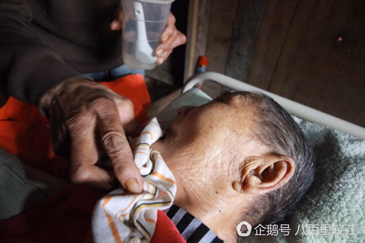 Theo thông tin đăng tải, vợ chồng ông Vinh lấy nhau từ ngày tay trắng, có với nhau 3 mặt con, 2 gái, 1 trai. Cuộc sống nhà nông nghèo khổ thế nhưng ông bà vẫn lam lũ, tảo tần nuôi các con lớn khôn mà không một lời than vãn. Khi các con lớn lại lo dựng vợ gả chồng, đến khi già cả mới được nhàn tản chút ít.