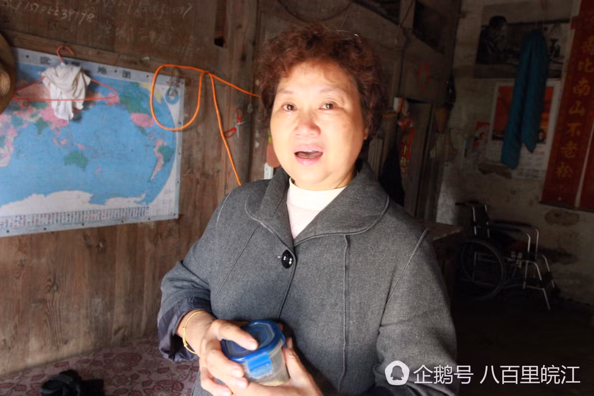 Con gái lớn của ông Vinh cho biết, 3 chị em đều là nông dân, điều kiện gia đình không được tốt, hàng năm ngoài làm ruộng đều phải lên thành phố làm thuê, không thể tận hiếu với mẹ. May có cha cẩn thận, tỉ mỉ chăm sóc, mẹ mới có thể sống tới giờ.