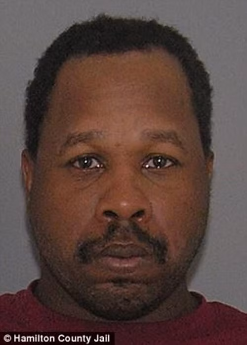 Be gai bi bat coc, nguoi qua duong giai cuu ngoan muc bang cach nay...-Hinh-2