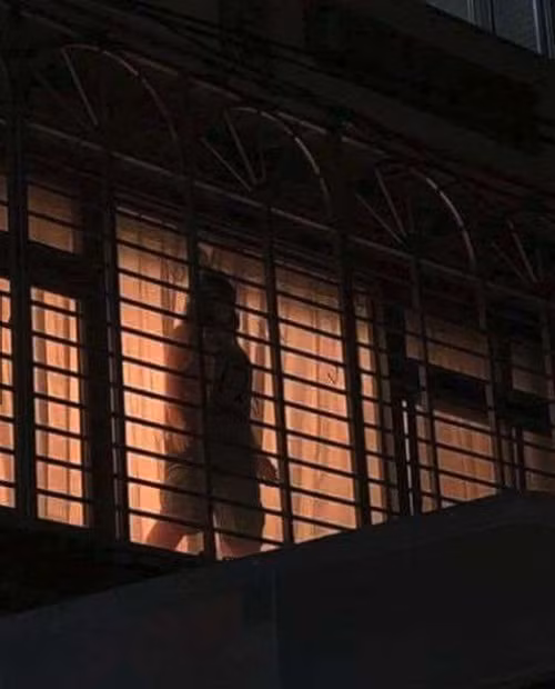 Thay bong nguoi treo co ben cua so, giat minh, hoa ra...-Hinh-2