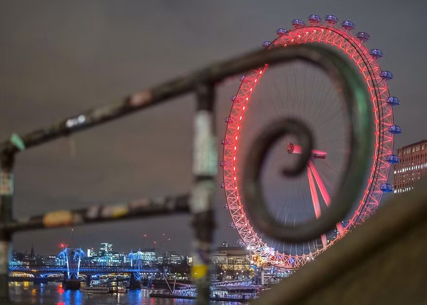 Vòng xoắn của thanh sắt trang trí trùng khớp với đu quay khổng lồ. (Nguồn Bored Panda)