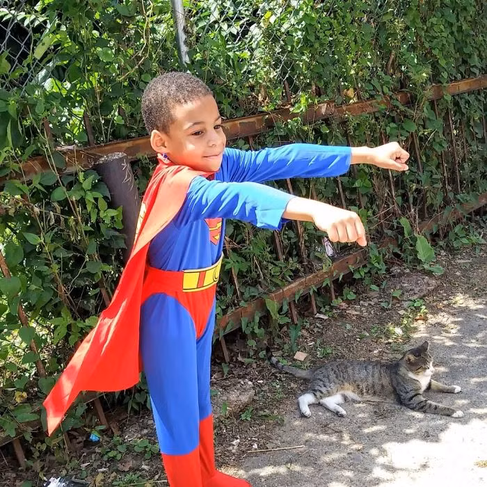 Theo cô Kris Papiernik, dì của Shon, cô và vị hôn thê của mình đã tham gia vào các hoạt động cứu hộ và chăm sóc mèo lang thang, cơ nhỡ từ nhiều năm. Gần đây, họ tham gia vào một nhóm hoạt động thiện nguyện ở địa phương có tên là Kolony Kats. (Nguồn Bored Panda)