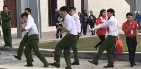 Nhom nam sinh canh sat nhay dieu luyen tren nen nhac soi dong