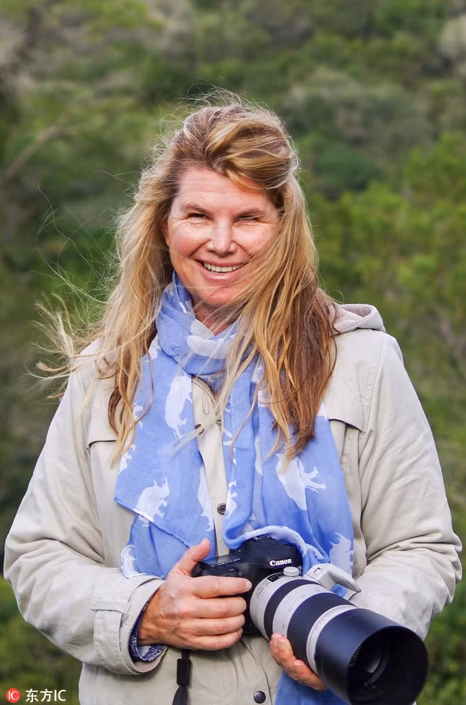 Trong ảnh là nhiếp ảnh gia Ayesha Cantor, người đã may mắn ghi lại được những khoảnh khắc hài hước, ấn tượng này của những con voi khổng lồ Nam Phi. (Nguồn Sina)