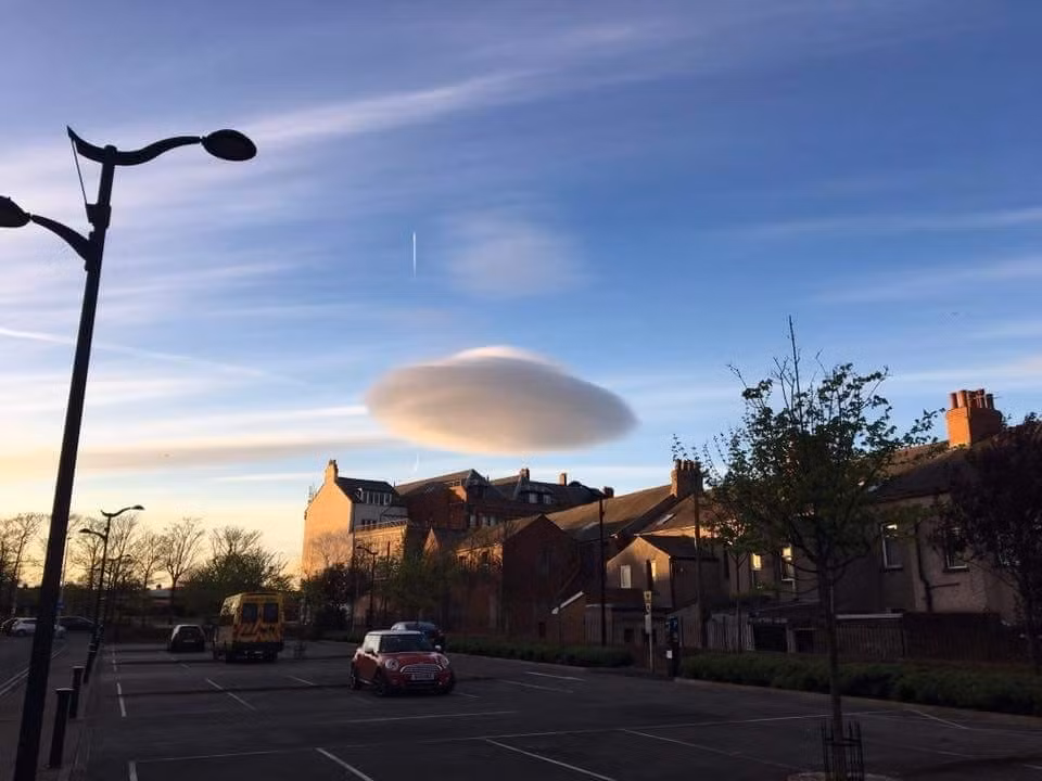 Khi mọi người tưởng đây là đĩa bay của người ngoài hành tinh, thực chất đó chỉ là đám mây hình đĩa cho mẹ thiên nhiên sắp đặt để trêu ghẹo con người. (Nguồn BuzzFeed)