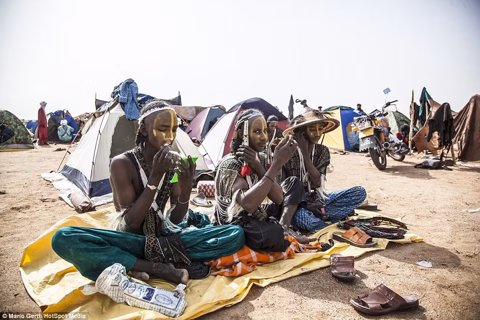 Sự kiện chính của lễ hội là một hoạt động nhảy múa tập thể được gọi là Yaake. Tuy nhiên các nghi thức cũng gồm nhiều sự kiện khác rất sôi nổi và thu hút như đua lạc đà, thi đấu đối kháng, nhóm và trao đổi, khoe khoang của hồi môn. (Nguồn Dailymail)