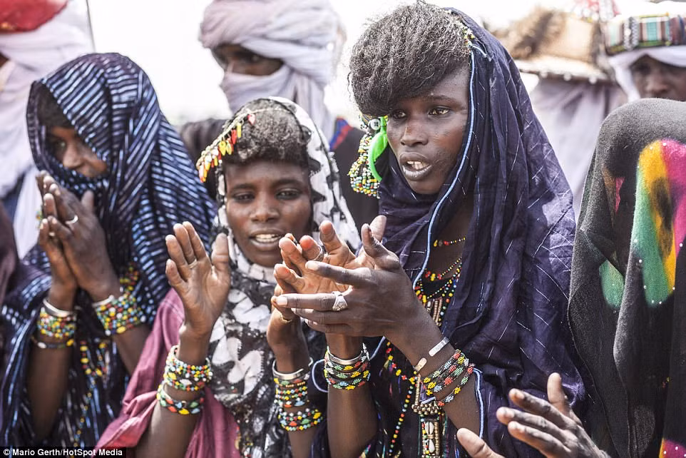 Ngược lại, những chị em phụ nữ cũng không kém cạnh. Nếu "chấm" được ai đó trong lễ hội, họ có thể ngầm ra hiệu với đối phương và lựa chọn cách "bị cướp" để đến với người mình thương mến, bỏ rơi chồng cũ. (Nguồn Dailymail)