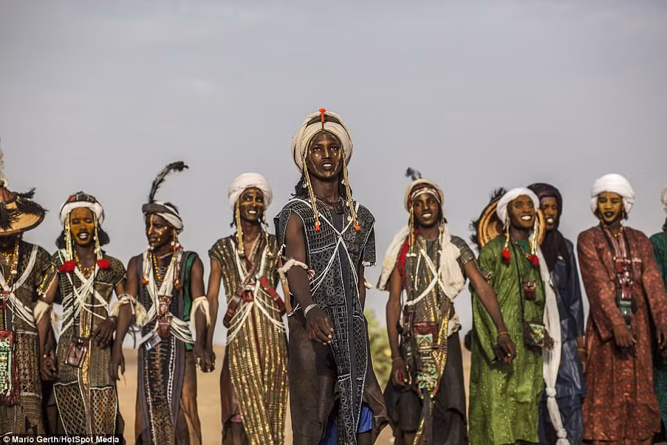 Không có dịch vụ du lịch được tổ chức trong khu vực này và máy ảnh rất xa lạ với những người ở bộ lạc Wodaabe. Mặc dù vậy, họ vẫn rất thân thiện và thoải mái để cho các nhiếp ảnh gia tác nghiệp. (Nguồn Dailymail)