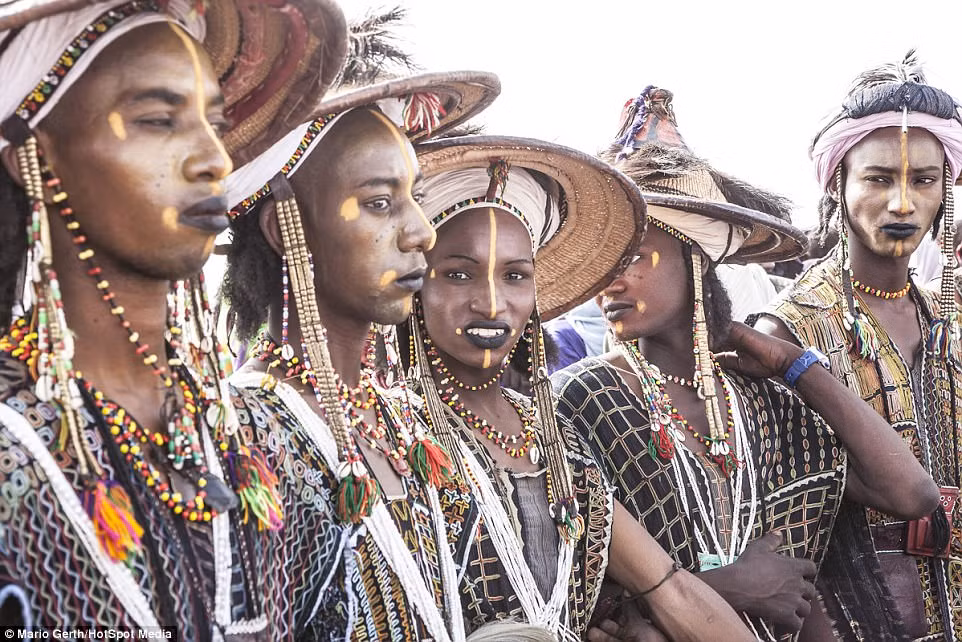 Trong lễ hội, những chàng trai sẽ thực hiện một nghi thức được chuẩn bị kỹ càng nhằm thu hút một nhóm người phụ nữ có quyền lực. Nghi thức đó sẽ diễn ra trong suốt quãng thời gian diễn ra lễ hội. (Nguồn Dailymail)