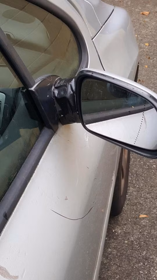 Hì hục phá xe bạn trai cũ, hoảng hồn khi phát hiện sự thật - Hình 2 Hi huc pha xe ban trai cu, hoang hon khi phat hien su that-Hinh-2