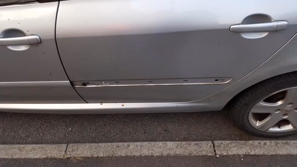 Hì hục phá xe bạn trai cũ, hoảng hồn khi phát hiện sự thật - Hình 3 Hi huc pha xe ban trai cu, hoang hon khi phat hien su that-Hinh-3