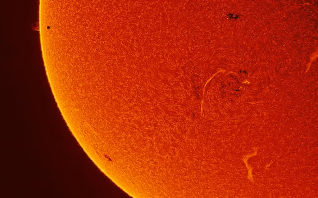 Nhìn vào bức ảnh ấn tượng này, bạn có thấy thấy chấm đen nhỏ ở phía trên bên trái? Đó là Sao Thủy - Mercury khi nó đi ngang qua Mặt trời. (Nguồn Buzzfeed)