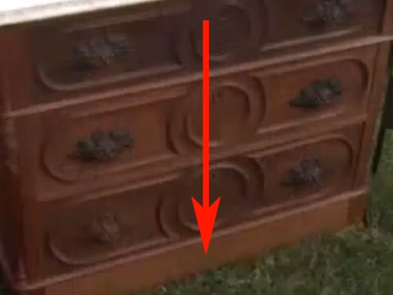 Nghi ngờ trong chiếc tủ ẩn giấu điều gì đó, khi về đến nhà, ông Emil và cả người vận chuyển đã quyết định đặt thẳng chiếc tủ xuống nền đất và mở các ngăn kéo để khám phá bên trong. (Nguồn Boredomtherapy)