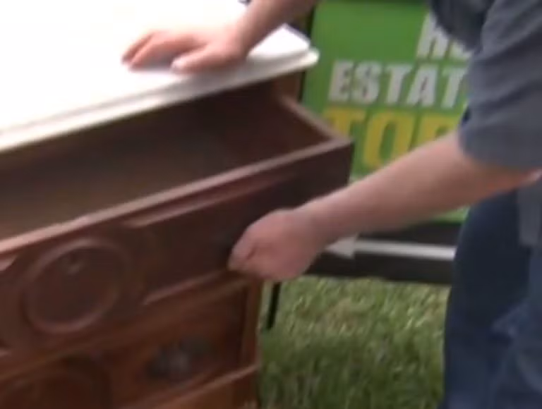 Vào ngày đầu tiên, chiếc tủ được chào bán với giá 300 đô la, thế nhưng bằng kinh nghiệm của mình, ông Emil đã mua chiếc tủ thành công chỉ với 100 đô la. Tuy nhiên, chẳng bao lâu sau khi đem chiếc tủ về nhà, ông Emil phát hiện, mình thực sự đã tìm thấy một kho báu. (Nguồn Boredomtherapy)