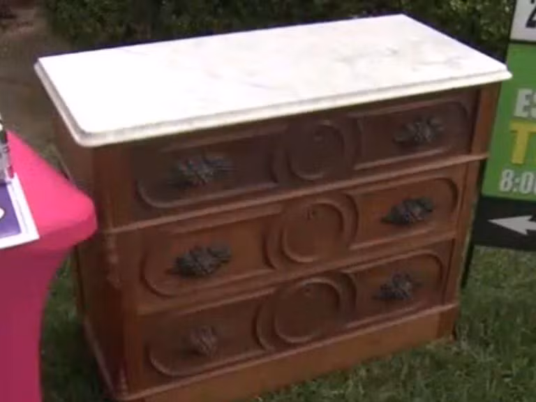 Theo thông tin đăng tải, tại hội chợ, ông Emil bị cuốn hút đặc biệt bởi một chiếc tủ gỗ đã cũ có ba ngăn kéo. Theo giới thiệu, chiếc tủ được làm bằng chất liệu đá cẩm thạch và gỗ được cho là có niên đại từ năm 1890. (Nguồn Boredomtherapy)