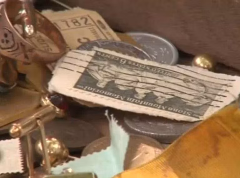 Bằng kinh nghiệm và chuyên môn của mình, Jeff ước lượng giá trị của kho báu này lên đến 15.000 USD (khoảng 340 triệu đồng), gấp 150 lần so với số tiền mà ông Emil đã bỏ ra để mua chiếc tủ cũ. (Nguồn Boredomtherapy)