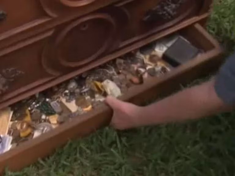 Hai ngăn kéo trên cùng trống không, hoàn toàn không có gì thế nhưng đến ngăn kéo thứ 3, cũng là ngăn kéo cuối cùng, tất cả vỡ òa vì ngạc nhiên khi được tận mắt chứng kiến, có cả một kho báu phía trong. (Nguồn Boredomtherapy)