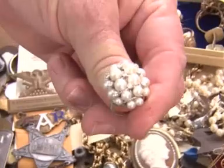 Về phía chủ nhân thực sự của chiếc tủ, được biết người này cũng là một người đàn ông. Theo thông tin đăng tải, chiếc tủ này là di vật của ông bà ngoại của anh. Anh đã bán chiếc tủ mà không hề biết rằng bên trong nó lại chứa khối tài sản giá trị như vậy. (Nguồn Boredomtherapy)