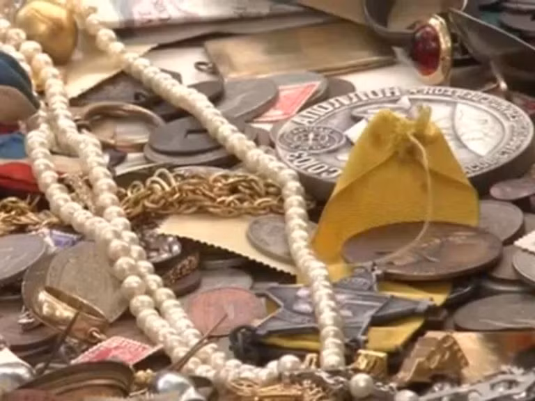 Tuy vậy, người đàn ông này đã hành xử khiến tất cả mọi người đều ngạc nhiên và cảm phục. Ông cảm thấy không đúng đắn nếu thản nhiên sở hữu số tài sản này. (Nguồn Boredomtherapy)