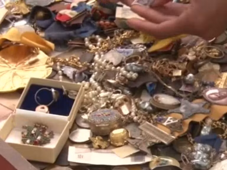 "Cả hai chúng tôi đều bị sốc trong giây lát, thật khó mà không choáng váng khi thấy cả một kho báu thế này. Chẳng ai ngờ được một chiếc tủ cũ mua tại hội chợ giá rẻ lại chứa đầy một ngăn kéo toàn châu báu, còn hơn cả trúng giải xổ số đặc biệt", anh Jeff hào hứng chia sẻ. (Nguồn Boredomtherapy)