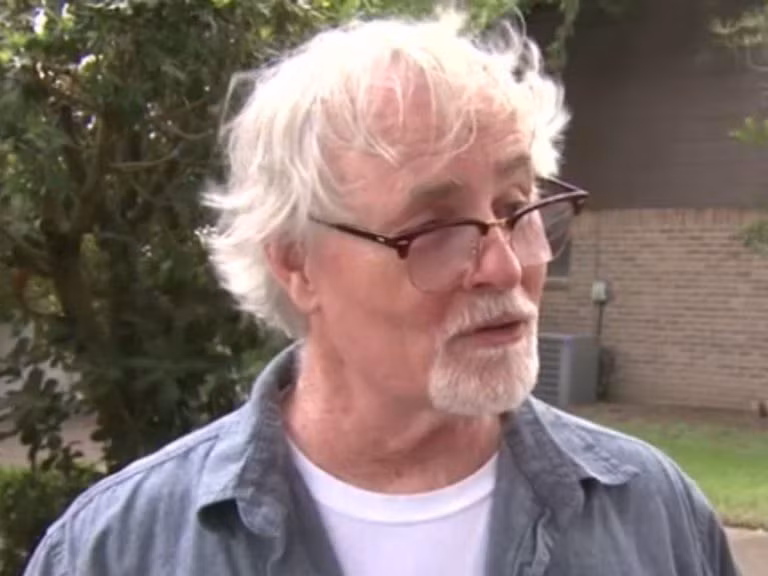 Gần đây, người đàn ông may mắn có tên Emil Knodell, 67 tuổi, một giám đốc tiếp thị đã nghỉ hưu trong lúc đi du lịch đã ghé thăm thành phố Missouri, Texas, Mỹ và tham dự một hội chợ mua sắm do nhóm bán hàng Premier Estates Sales Network tổ chức. Tại đây, ông Emil đã mua một chiếc tủ gỗ cũ kỹ trông rất bình thường. (Nguồn Boredomtherapy)