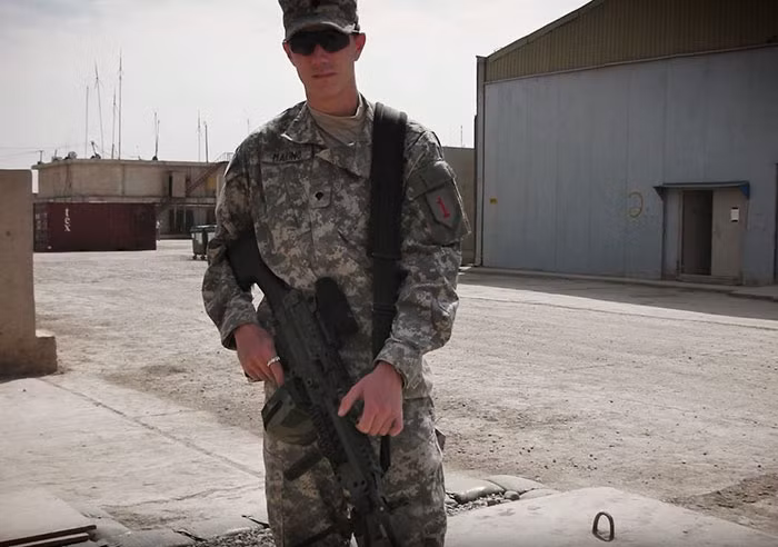 "Rất nhiều người trong số chúng tôi trở về nhà mà không nhận ra rằng, chúng tôi đang mang theo một cuộc chiến khác, một cuộc chiến tinh thần dai dẳng và vô cùng đáng sợ. Tôi không muốn vật lộn đối phó với nó nữa", Josh chia sẻ khi nhớ lại khoảnh khắc mình quyết định tự tử. (Nguồn Bored Panda)