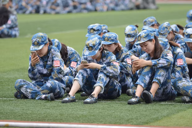 Phút nghỉ ngơi ít ỏi giữa giờ của tân sinh viên.