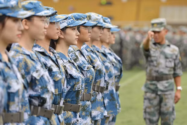 Các cô gái sẽ phải trải qua nhiều hoạt động quân sự như bắn súng, tập chạy, học chính trị và lịch sử quân đội trong thời gian tham gia khóa huấn luyện.