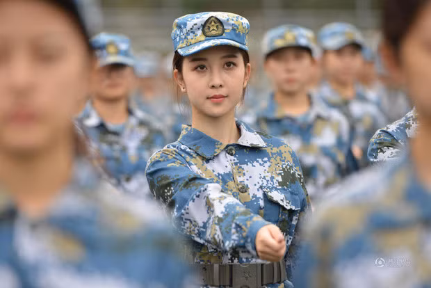 Giống như những sinh viên Trung Quốc khác, các cô gái của trường nghệ thuật Nam Kinh phải trải qua khóa học quân sự bắt buộc kéo dài ít nhất 2 tuần.