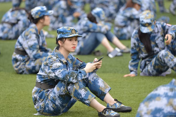 Phút lơ đễnh của một nữ sinh khiến dân mạng xao xuyến.