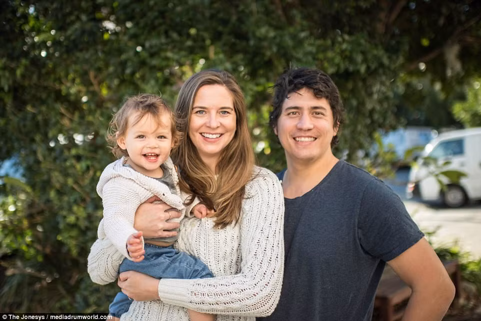 Mang theo con trong hành trình dài này khiến họ gặp nhiều khó khăn, nhưng lại được ngắm nhìn cô con gái từng ngày lớn lên, thích ứng và phát triển ở một trong những nơi đẹp nhất nhưng cũng khắc nghiệt và xa xôi nhất Australia.