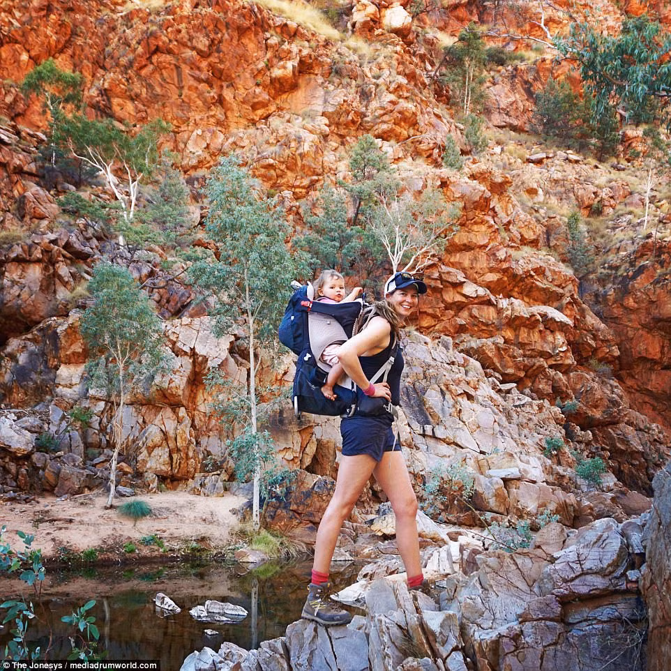 Chuyến đi thám hiểm đường dài lần này đặc biệt hơn vì còn có sự tham gia của vợ và con gái Justin. Họ muốn được khám phá nước Úc, quê hương của mình.