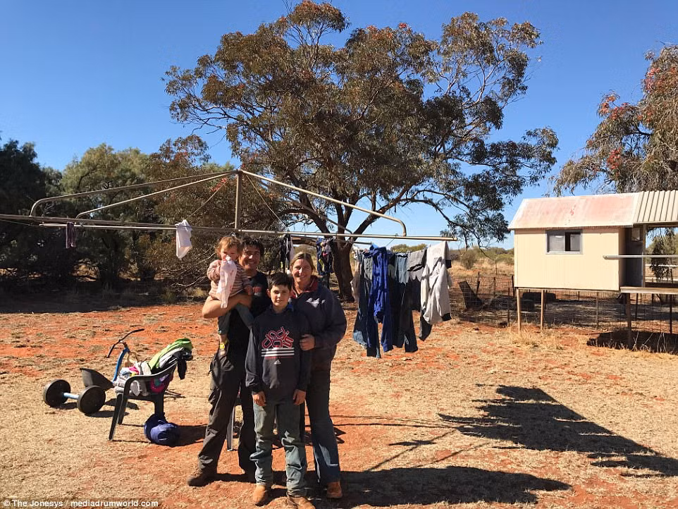 Họ đã đi bộ từ vùng trung tâm xuống tới bờ biển, tới cảng Augusta, băng qua những vùng xa xôi, cằn cỗi nhất của Australia.